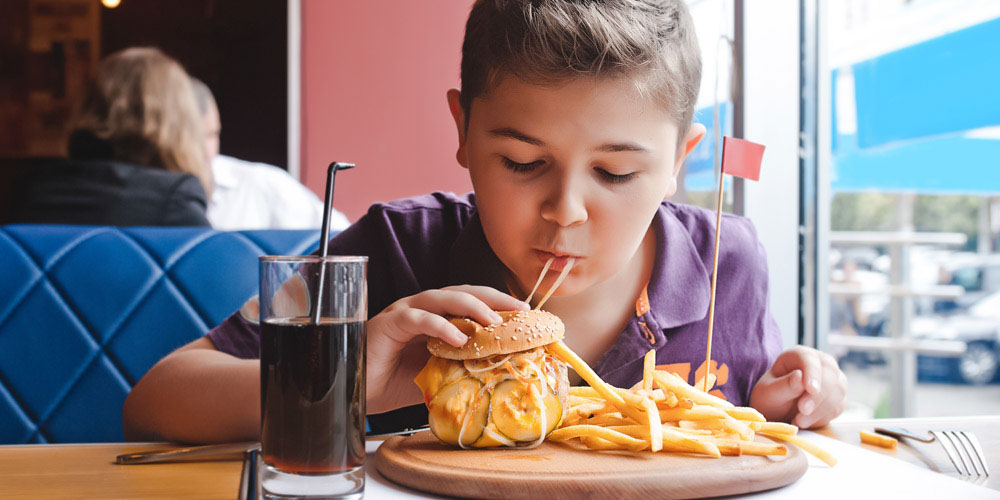 Il tuo bambino mangia troppo? Ecco cosa fare