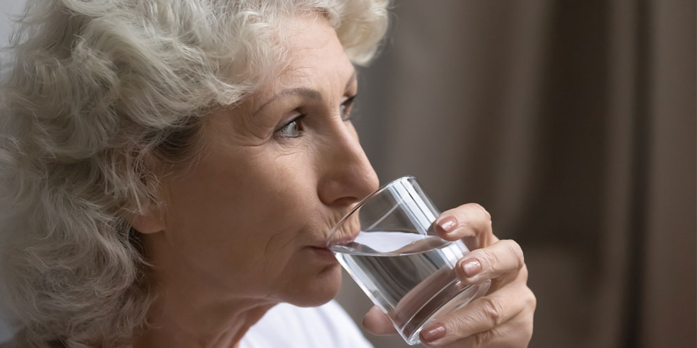 Disidratazione negli over 65: cause, effetti, rimedi
