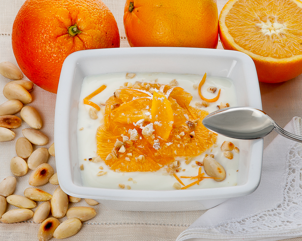 Yogurt con arance e mandorle